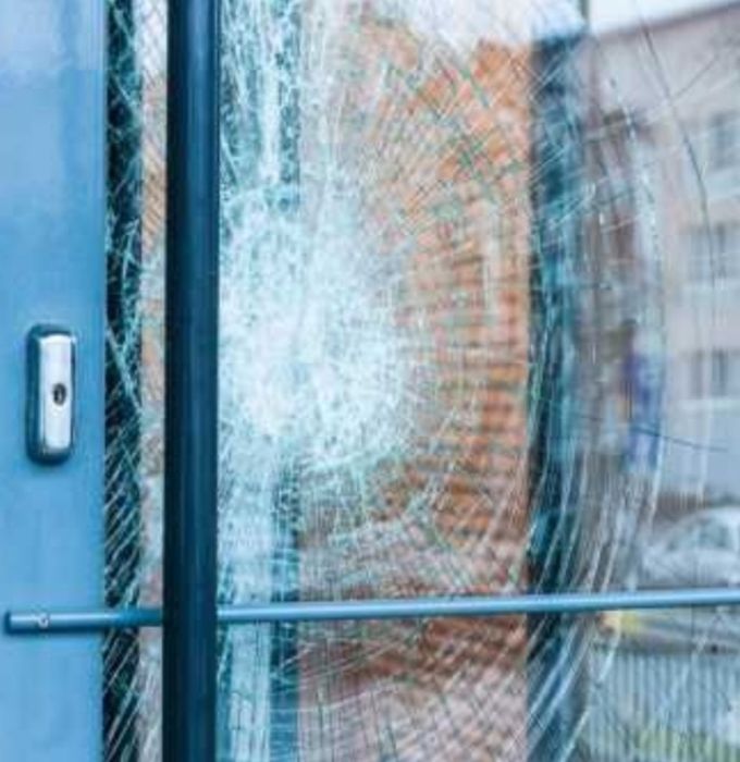 Поклейка Бронеплівки на вікна та двері