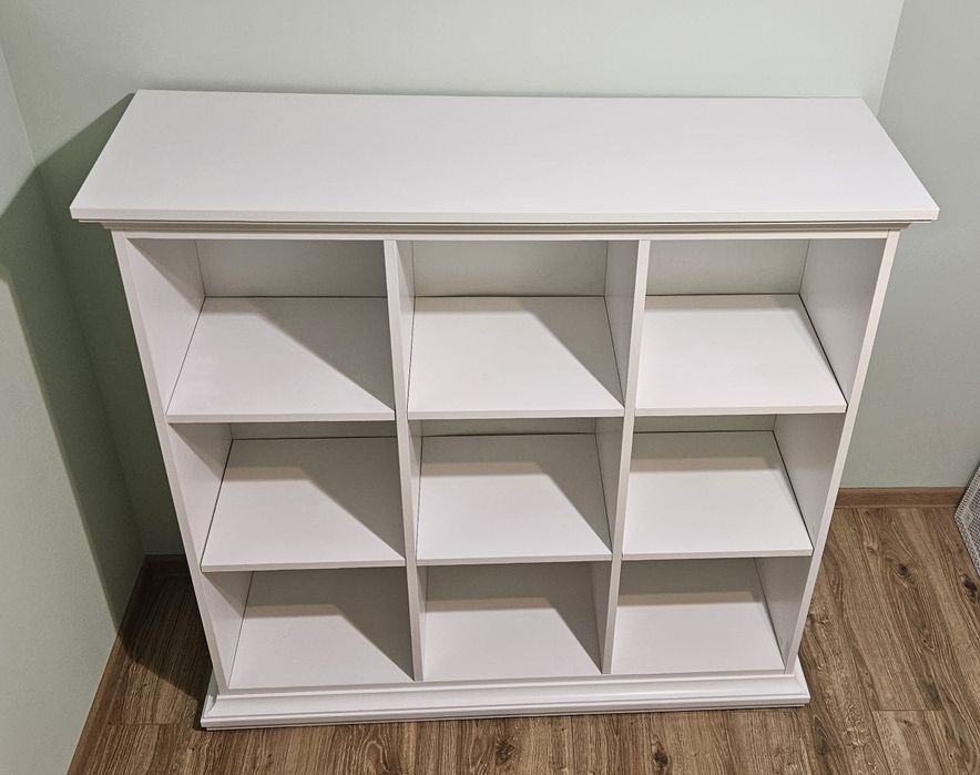 Stylowy regał solidny