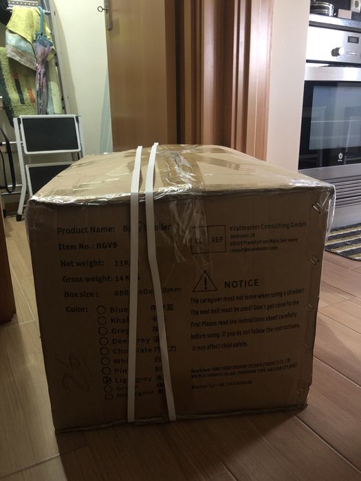 Carinho de bebê com ovo