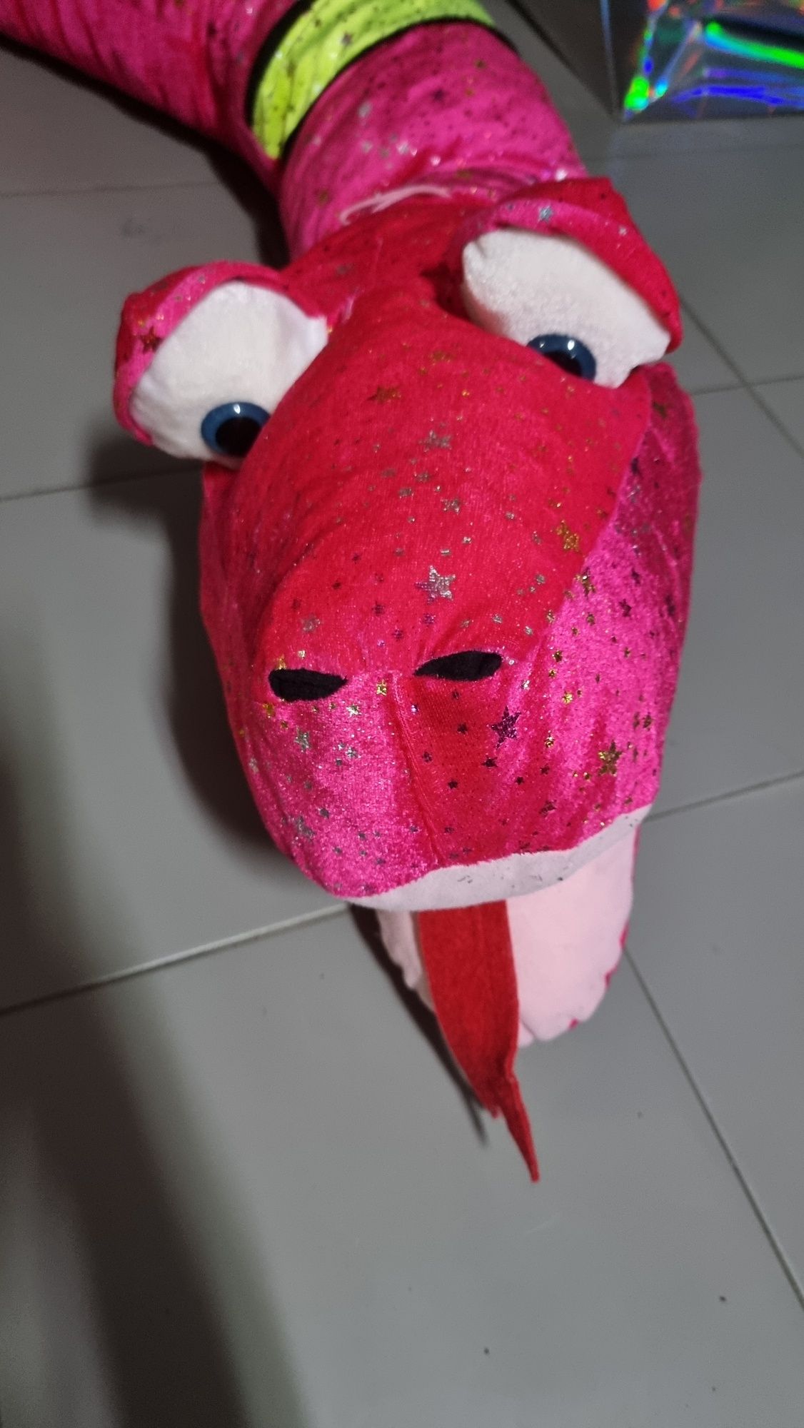 Peluche enorme em forma de cobra