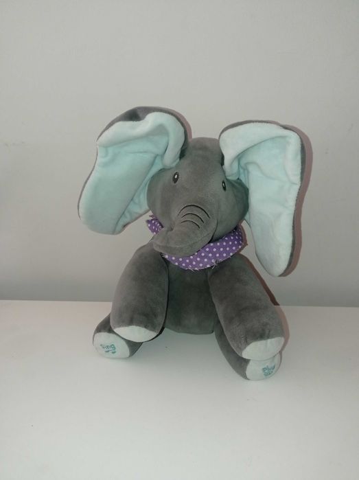 Pluszowy słoń rusza uszami i śpiewa piosenki