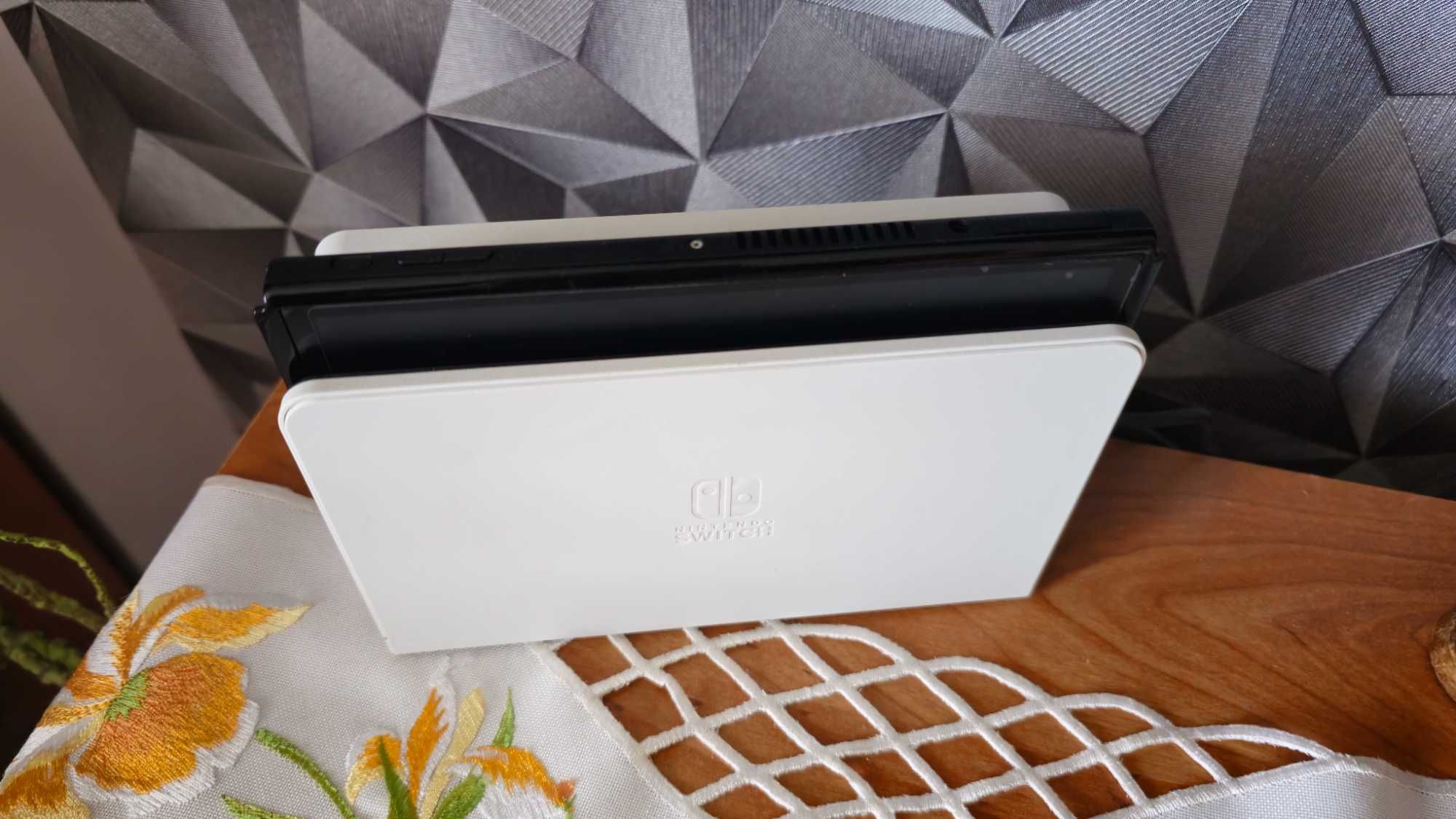 Nintendo Switch OLED – stan idealny, pełen zestaw + akcesoria!