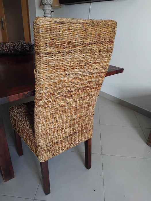 2 cadeiras em casca de banana