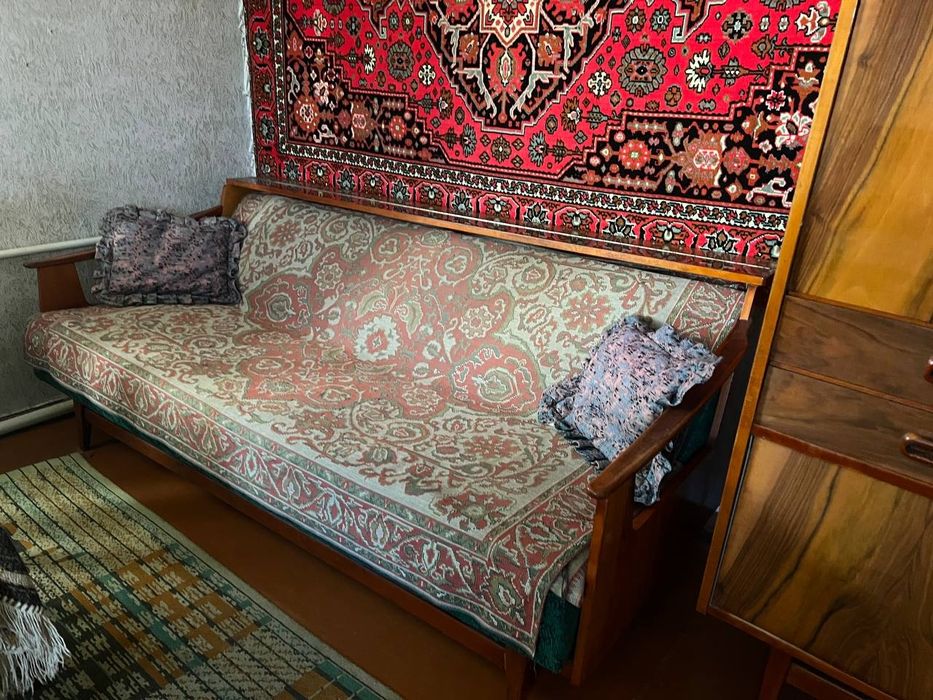 Крісло з натурального горіху вінтажне