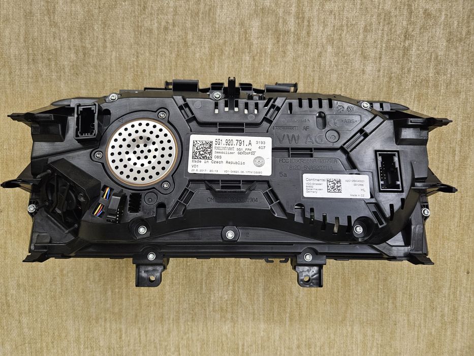 Приборна панель VW Golf 7, панель приладів