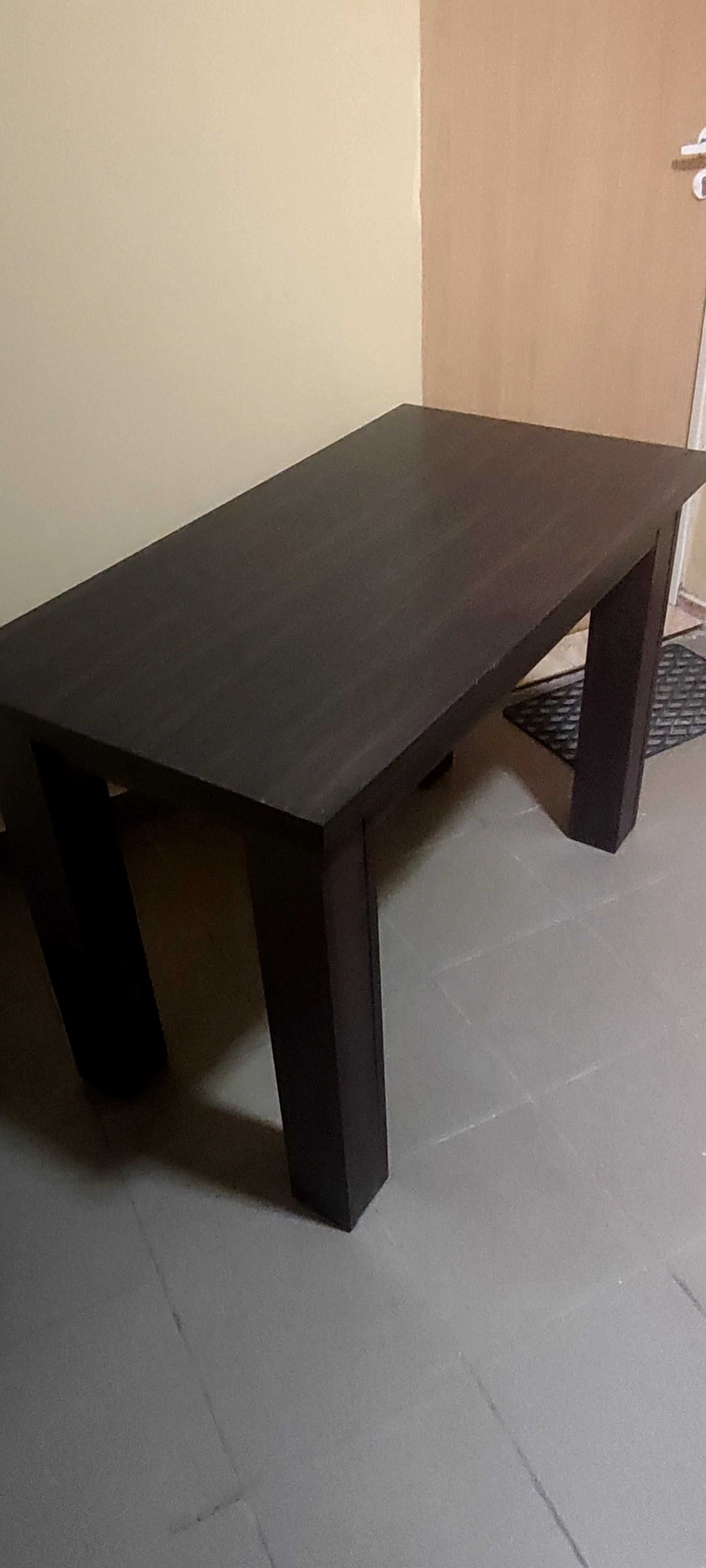 Stół koloru wenge