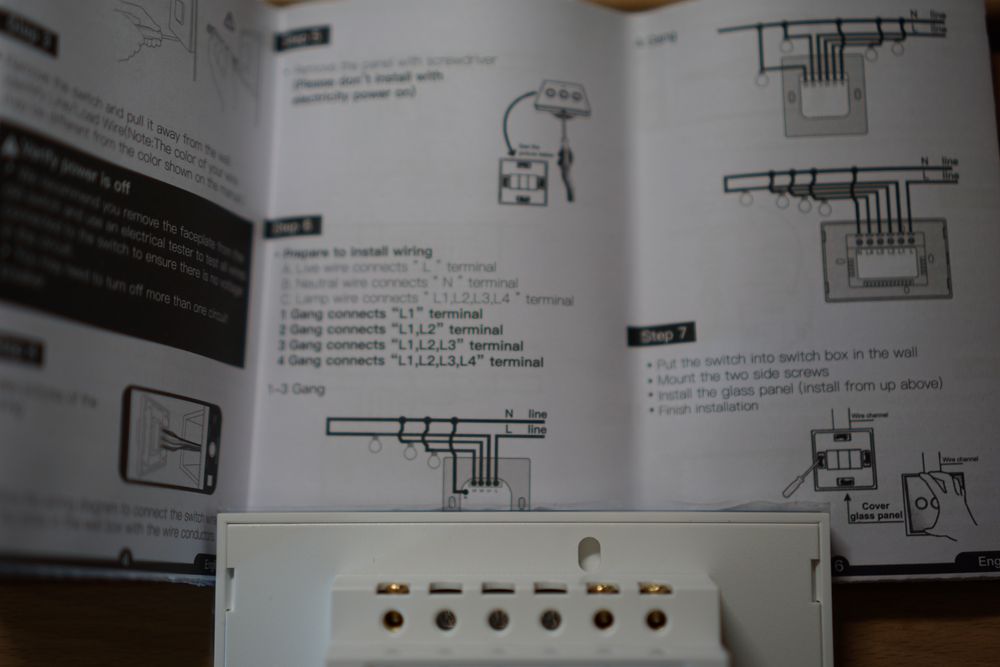 Розумний вимикач MOES WiFi Matter Smart Switch Glass Touch