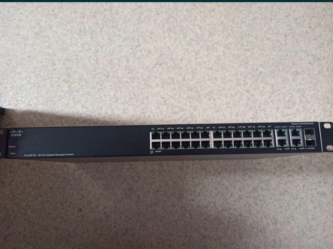 Switch zarządzalny CISCO SG300-28