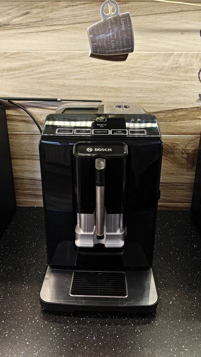 Ciśnieniowy ekspres do kawy ze spieniaczem mleka i młynkiem Bosch