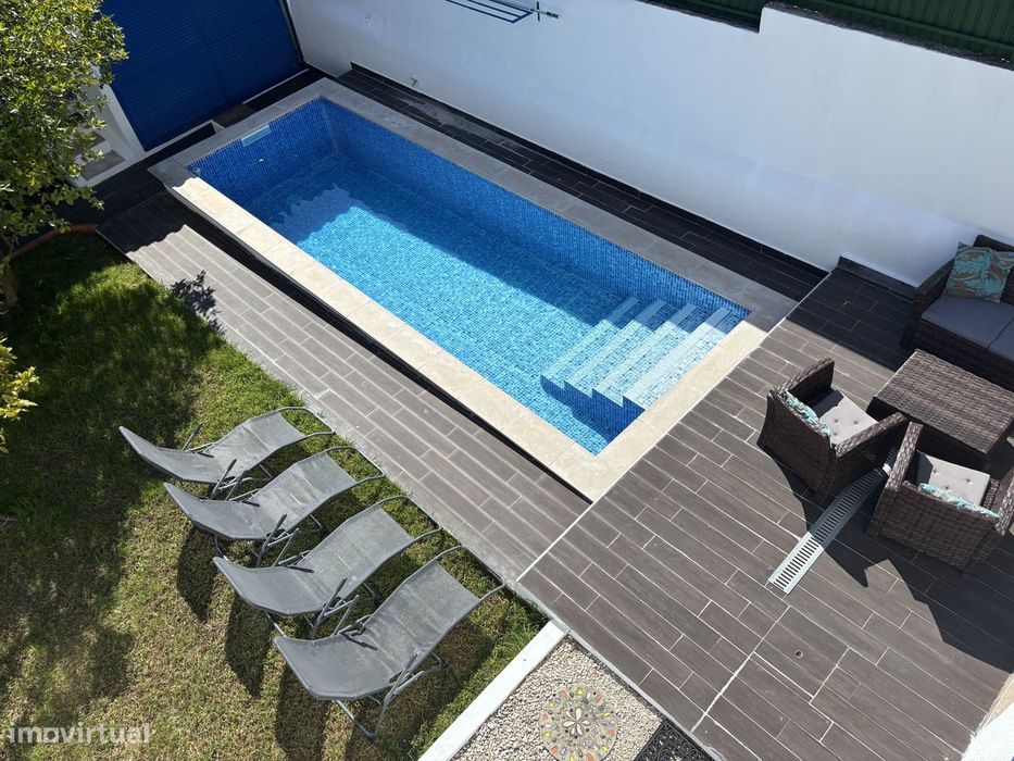 Maravilhosa moradia com piscina na Charneca da Caparica