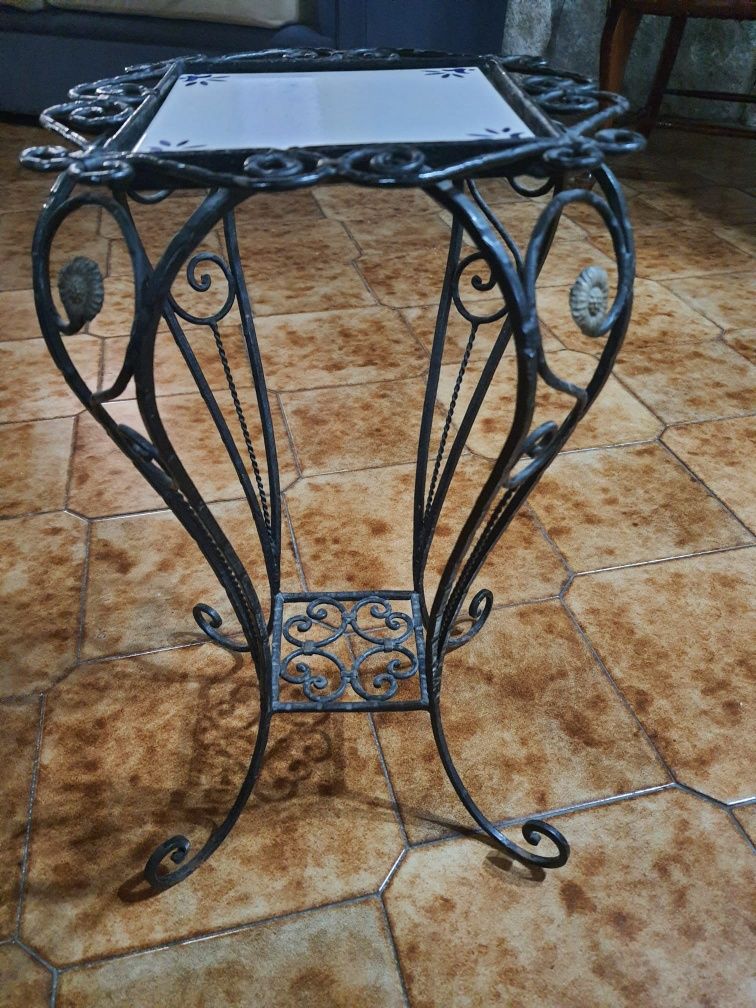 Mesa/coluna em ferro com azulejo