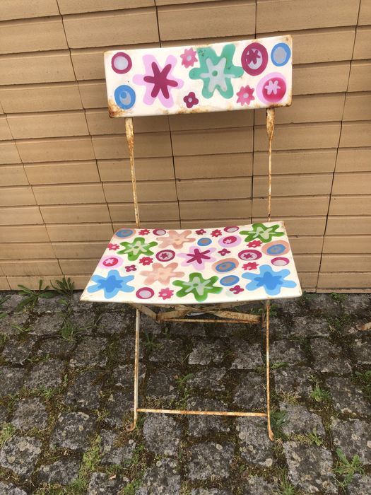 Mesa e 2 cadeiras de jardim em ferro com marcas do tempo  com marca py