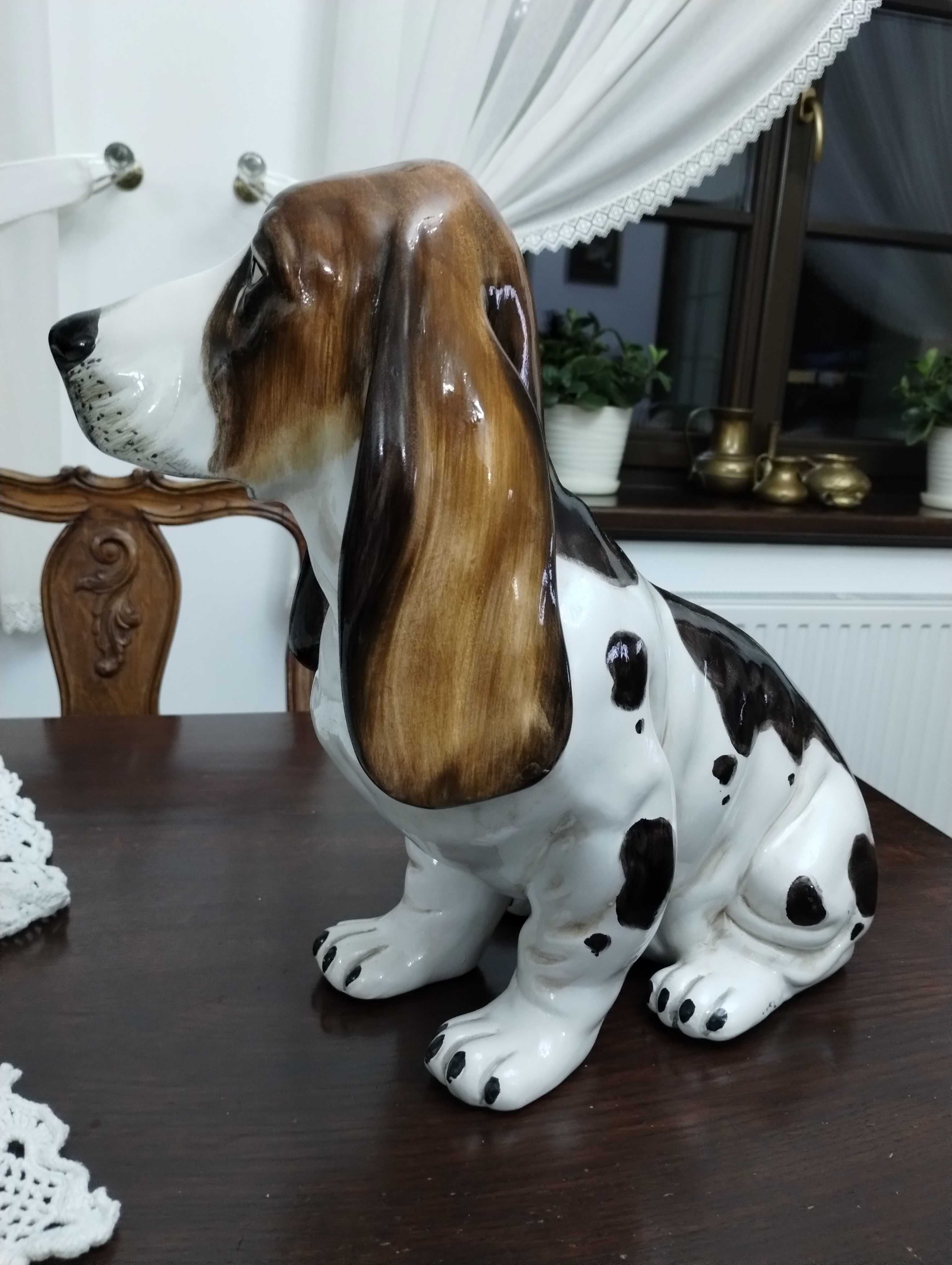 Pies z porcelany Basset Hound z włoskiej ceramiki.