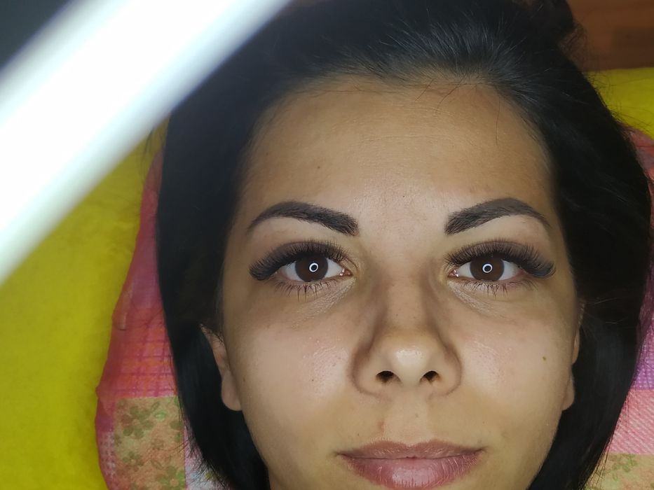 Нарощування вій та корекція брів