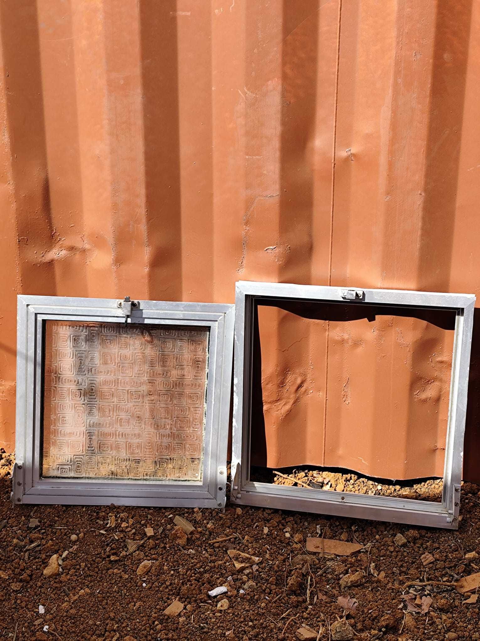 Portas de aluminio com vidros, trilhos e estores + janelas