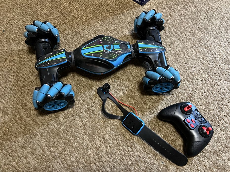 Радиоуправляемая машинка-перевертыш Stunt Super Speed.