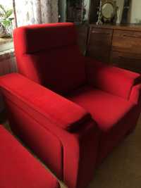 Fotel duży czerwony z podnóżkiem
