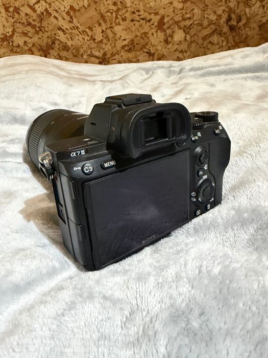 Sprzedam Sony A7 III – stan jak nowy, niski przebieg, pełen zestaw