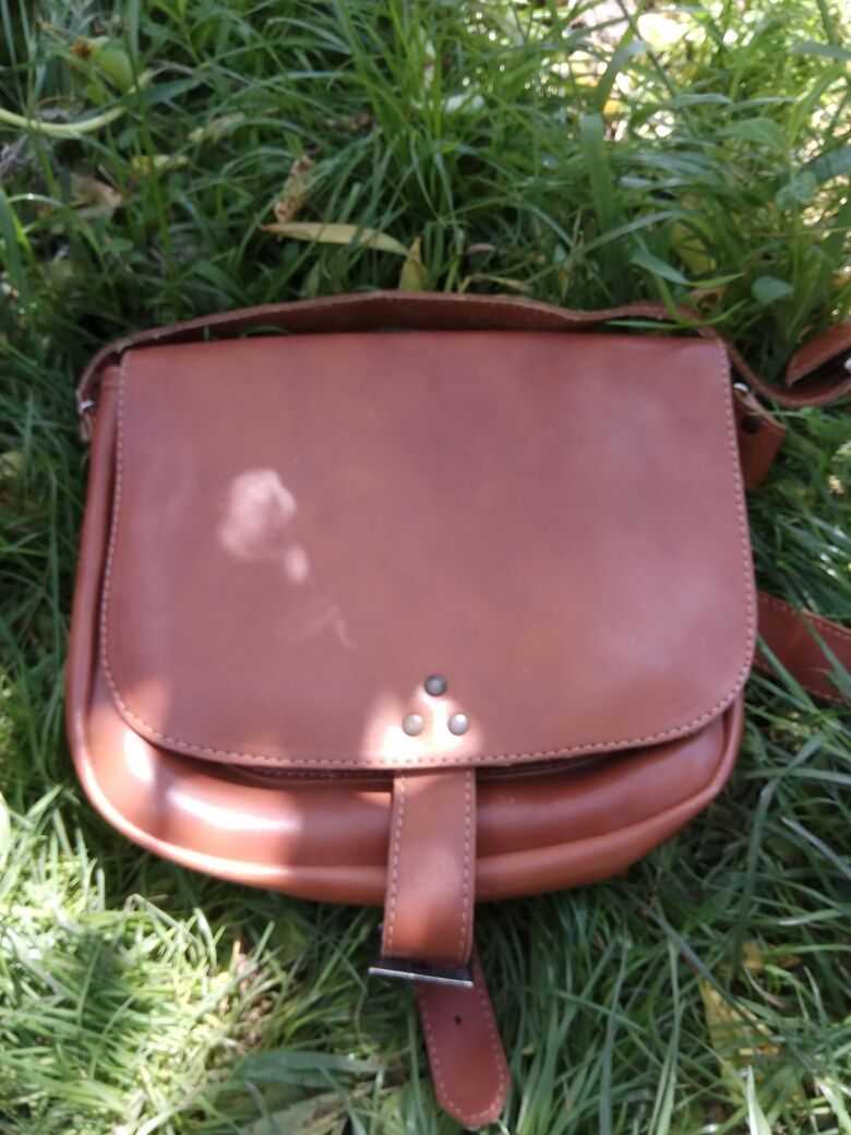 Кожаная сумка  коричневого цвета