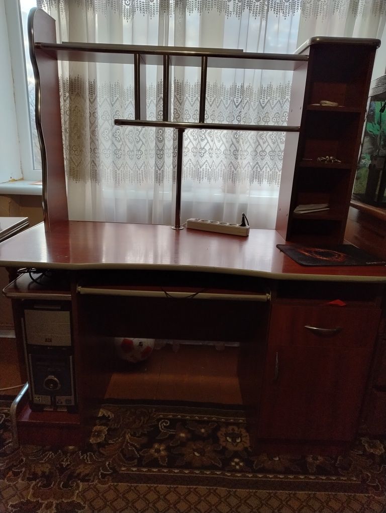 Комп'ютерний стіл
