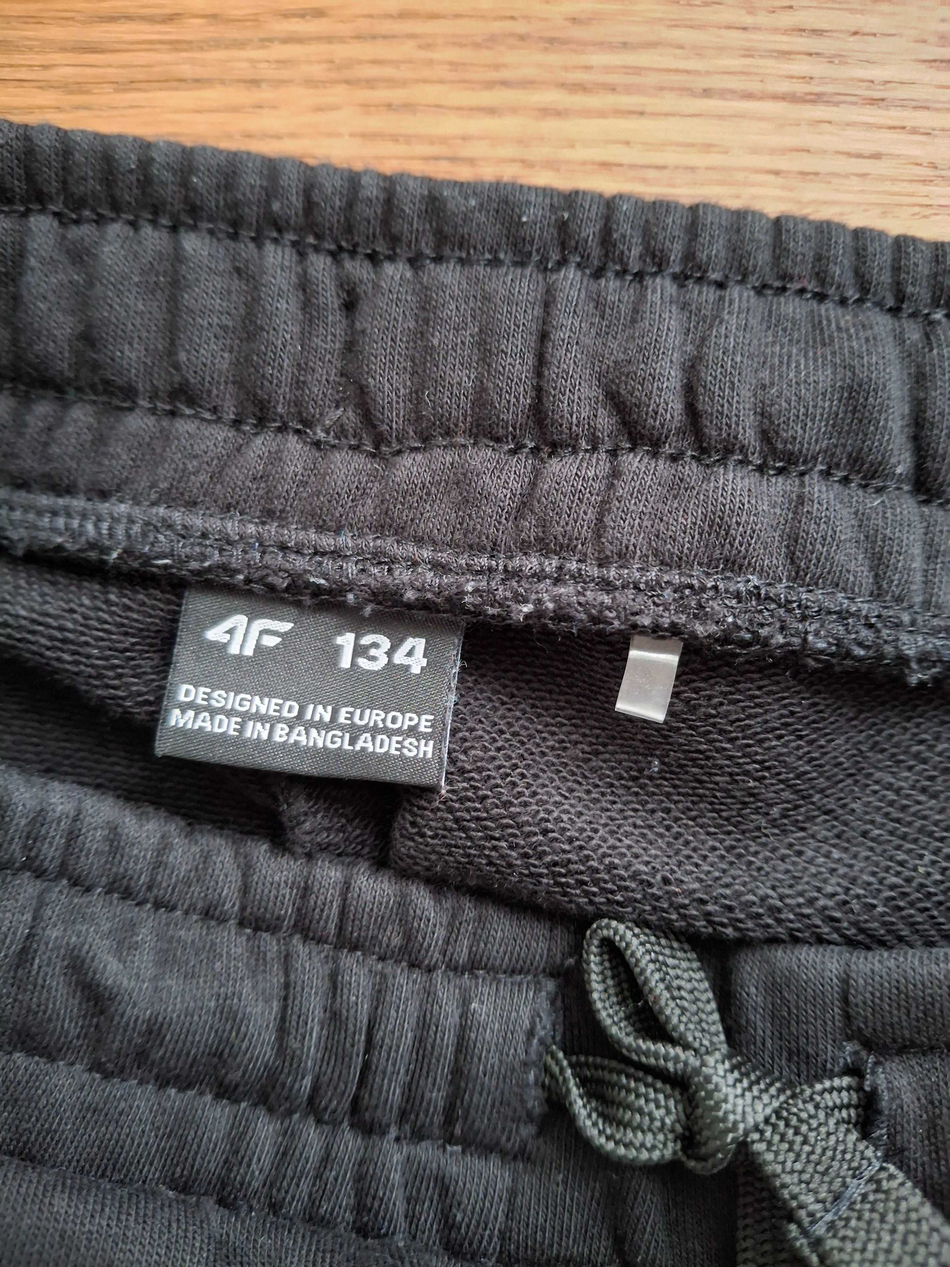 Spodnie dresowe chłopięce 4F rozm. 134