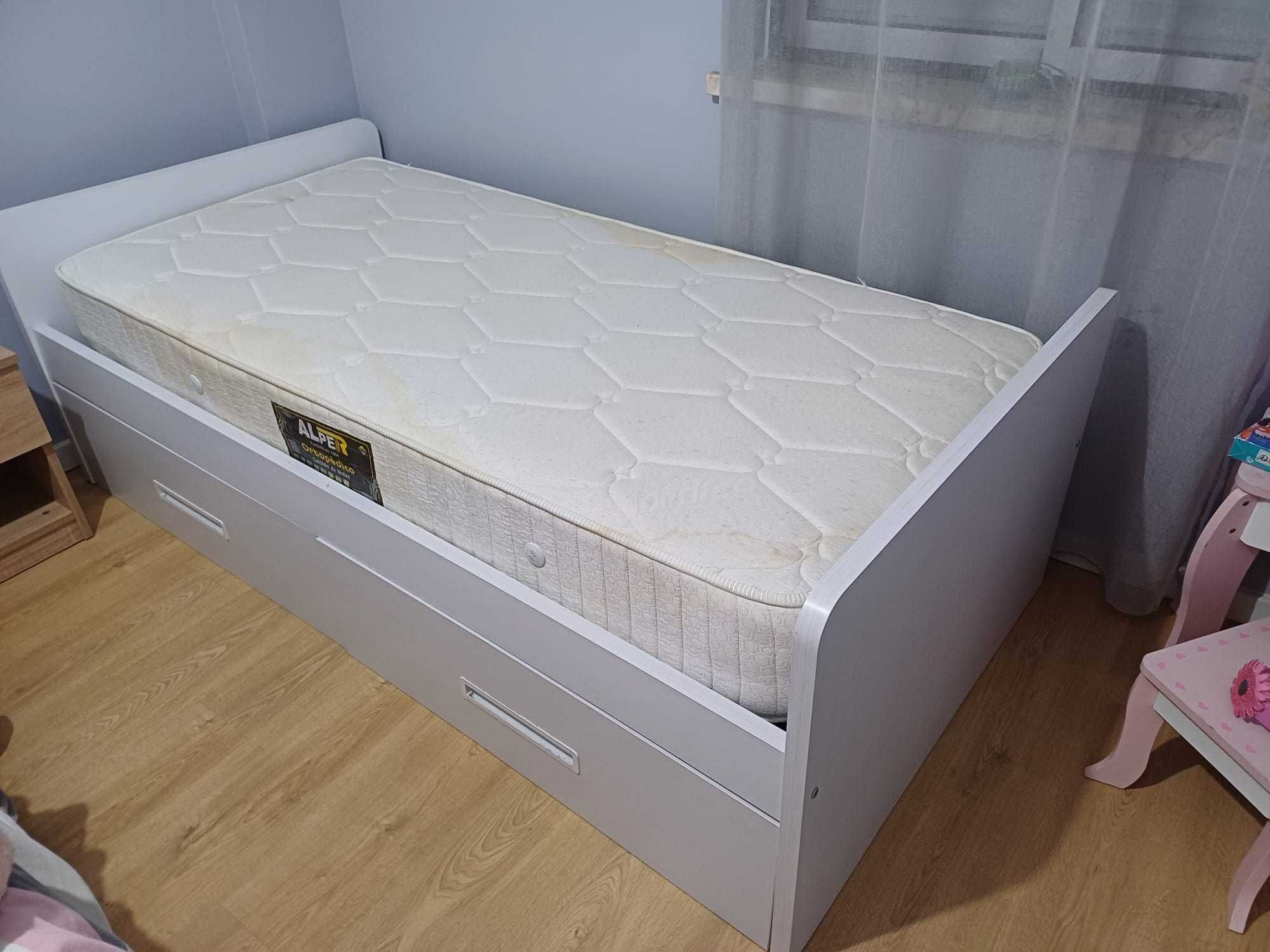 Vendo cama + Cómoda