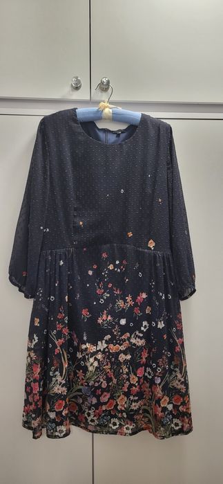 Sukienka granatowa z motywem kwiatów