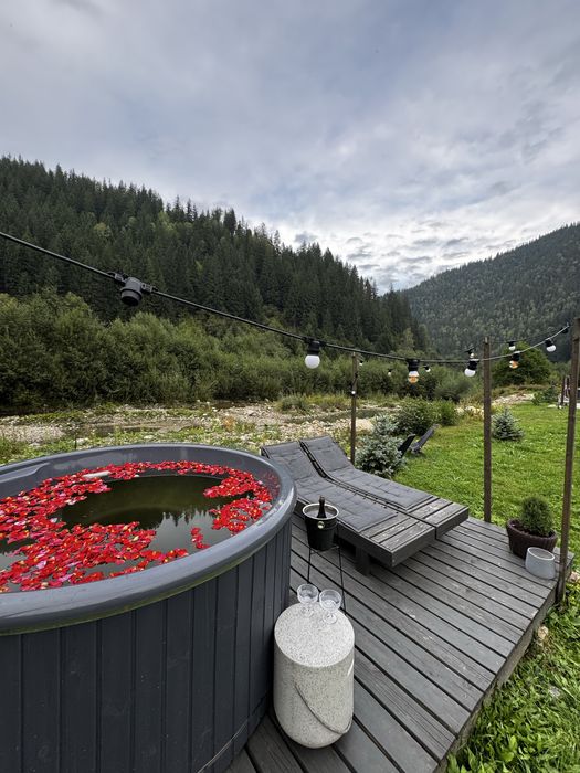 Оренда будинку з чаном в Карпатах | Оренда будинку біля річки