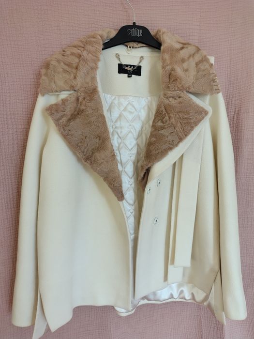 Полупальто молочного цвета 48-46размер
