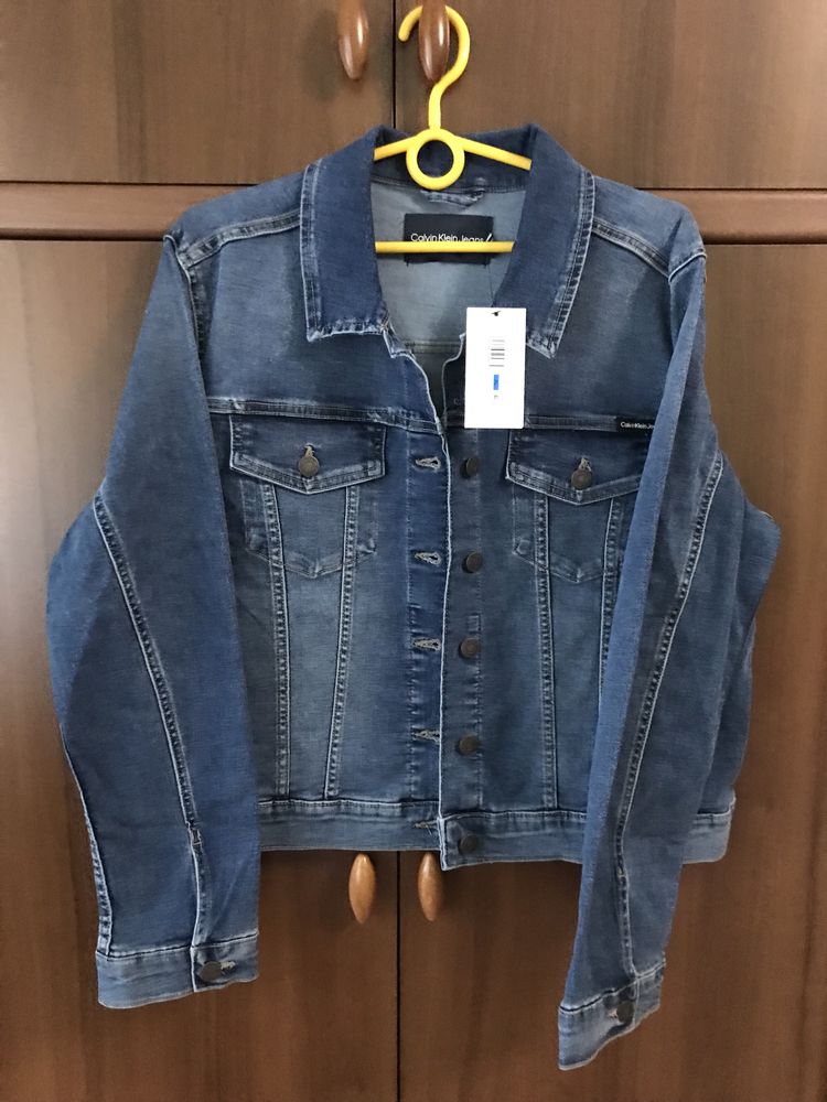 Продам джинсовую куртку осень весна бренд calvin klein