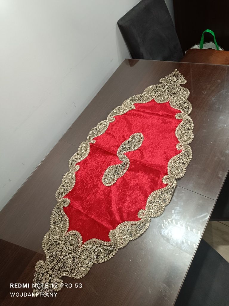 Bieżnik czerwony  welur z koronką 120x55cm