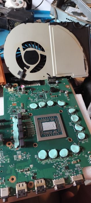 Xbox one x 1tb 4k pad po spa gra