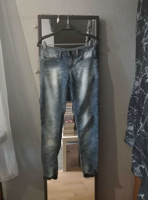 Wąskie dżinsy z przetarciami i efektem zużycia