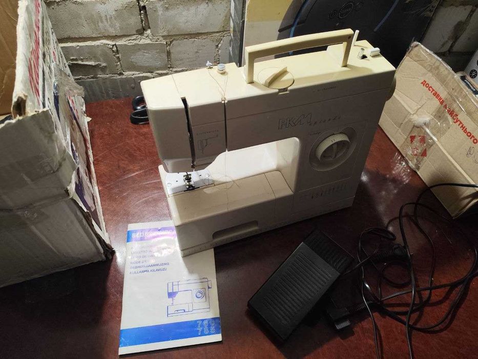 Німецька швейна машинка, "Вільний рукав" — 12 програм. .