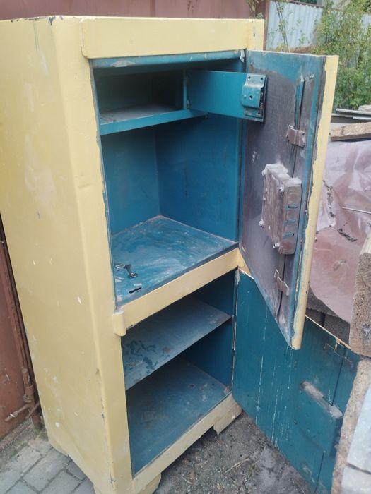 Продам сейф на два віділення