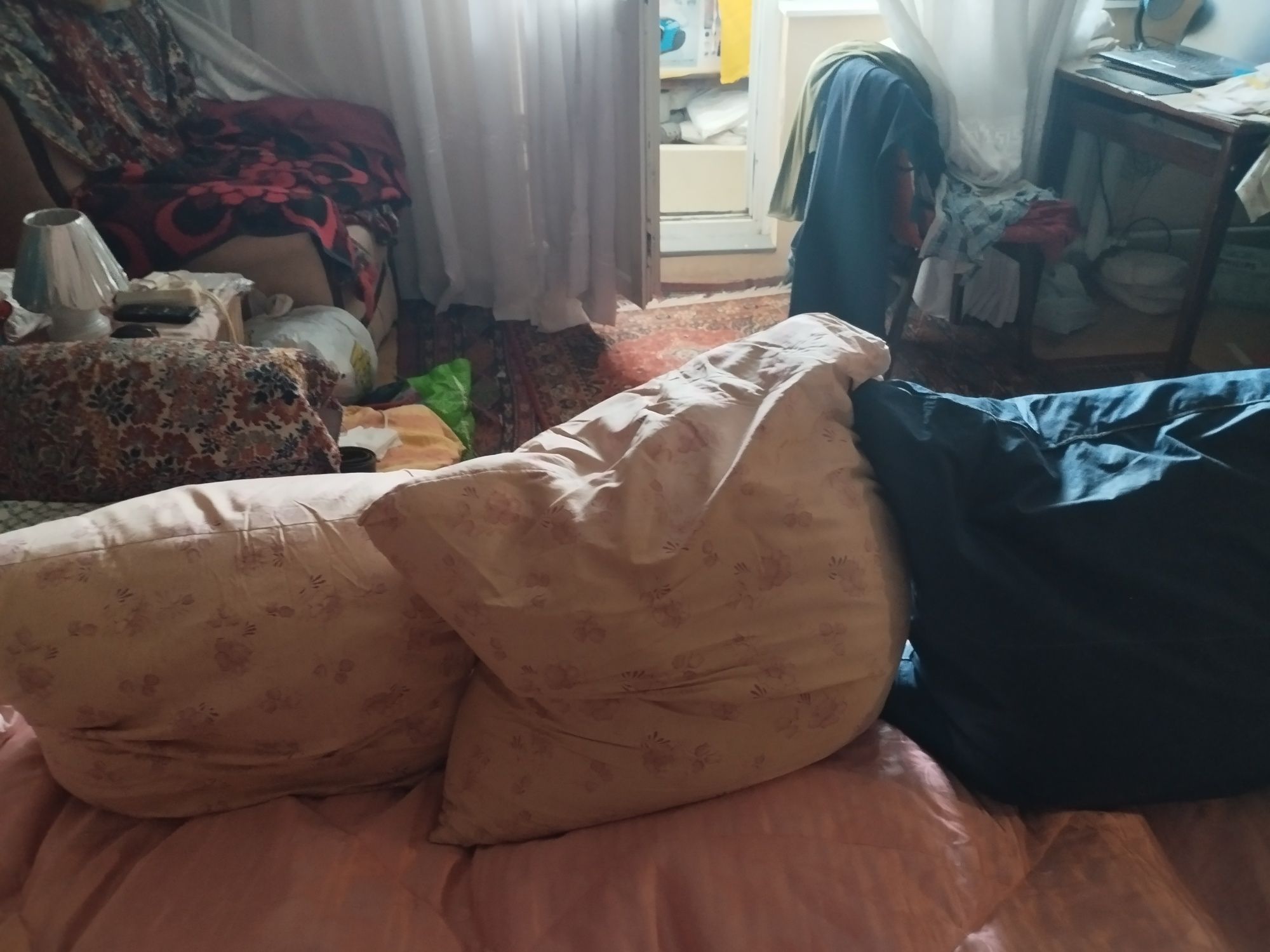Подушки перовые б/у, но в хорошем состоянии большие.Размеры 60х60х30 с