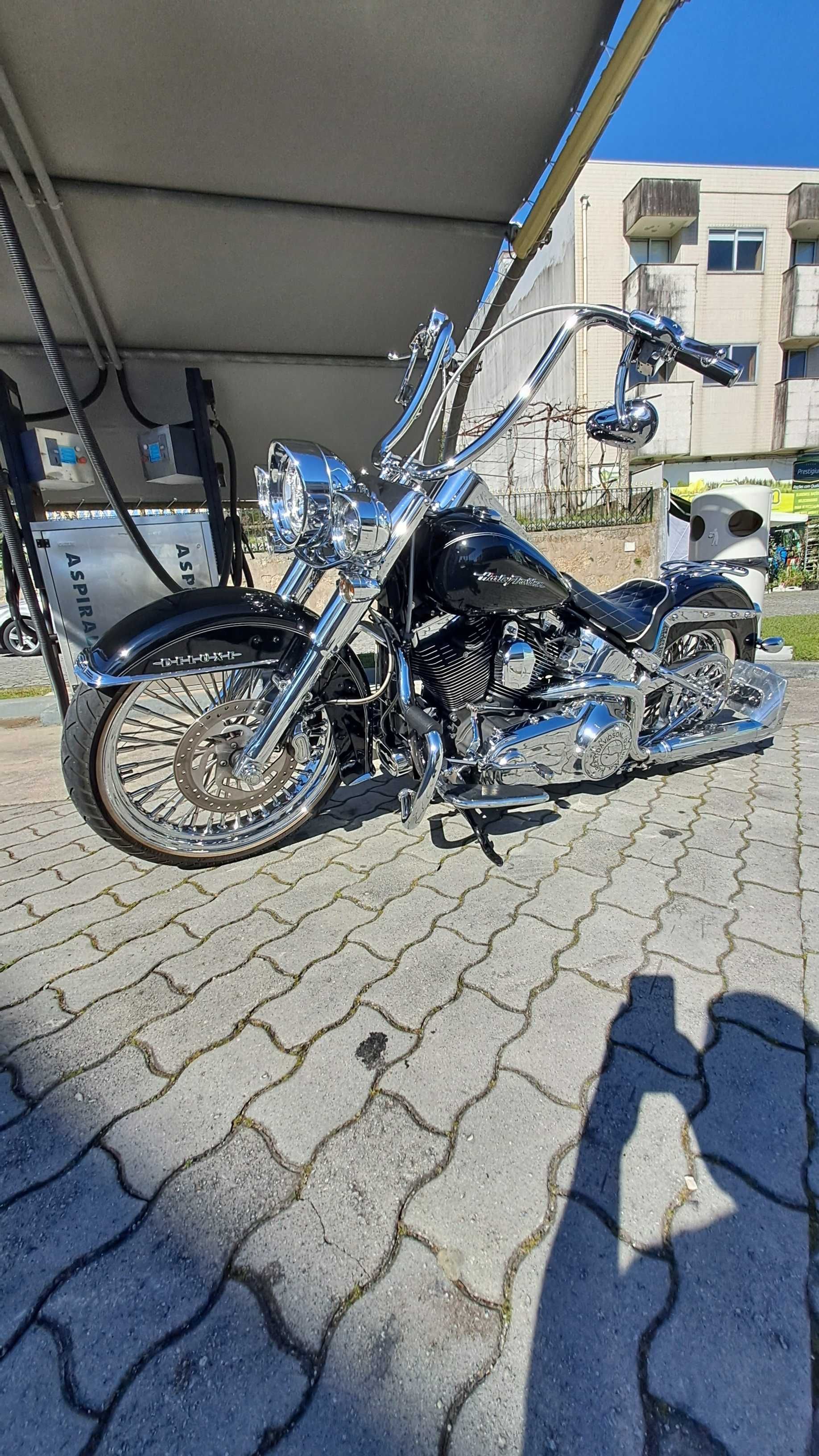 Harley Davidson Softail Deluxe estilo chicano
