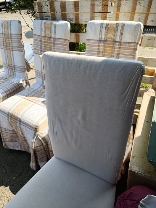 Krzesła drewniane z pokrowcem