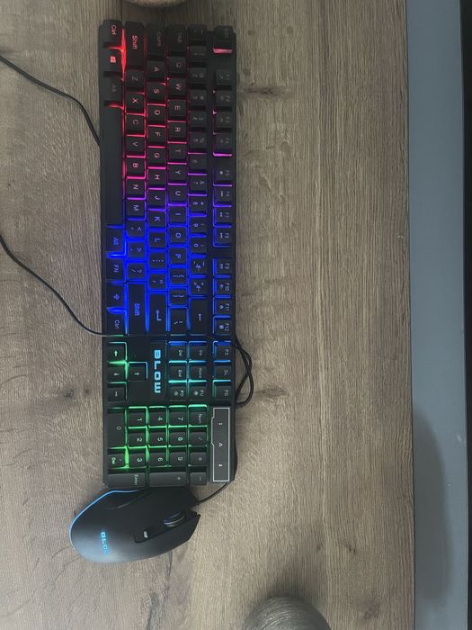 Gamingowy zestaw klawiatury myszy oraz podstawki