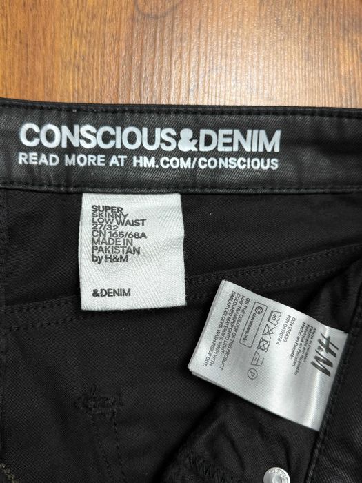 Spodnie woskowane rurki czarne skóropodobne super skinny HM S W27 L32