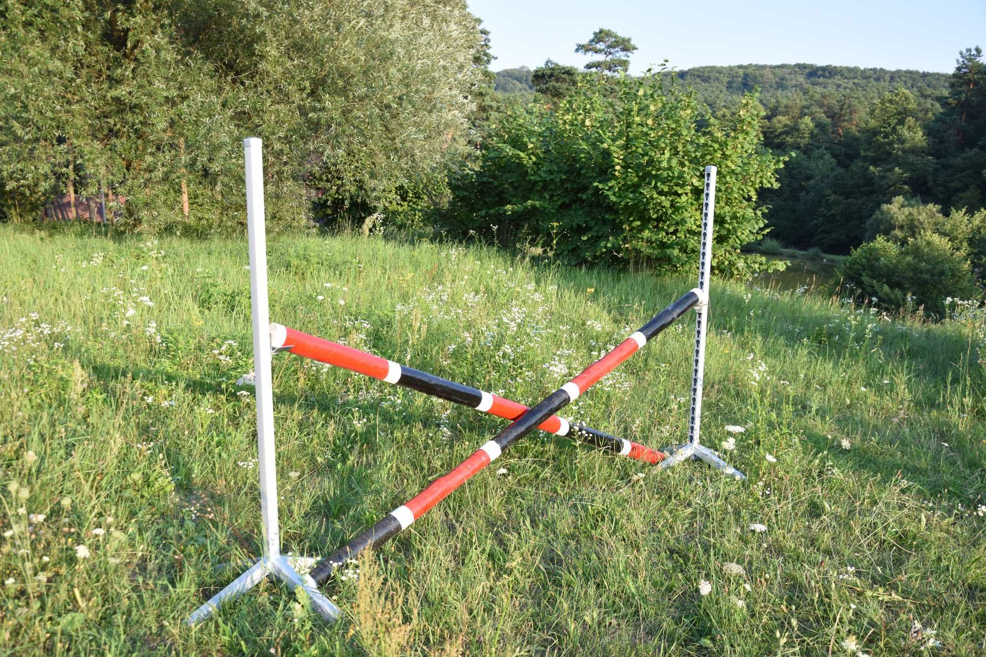 Stojaki do przeszkód jeździeckich do treningu