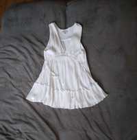 Biała krótka mini sukienka typu Babydoll z falbankami Pull&Bear