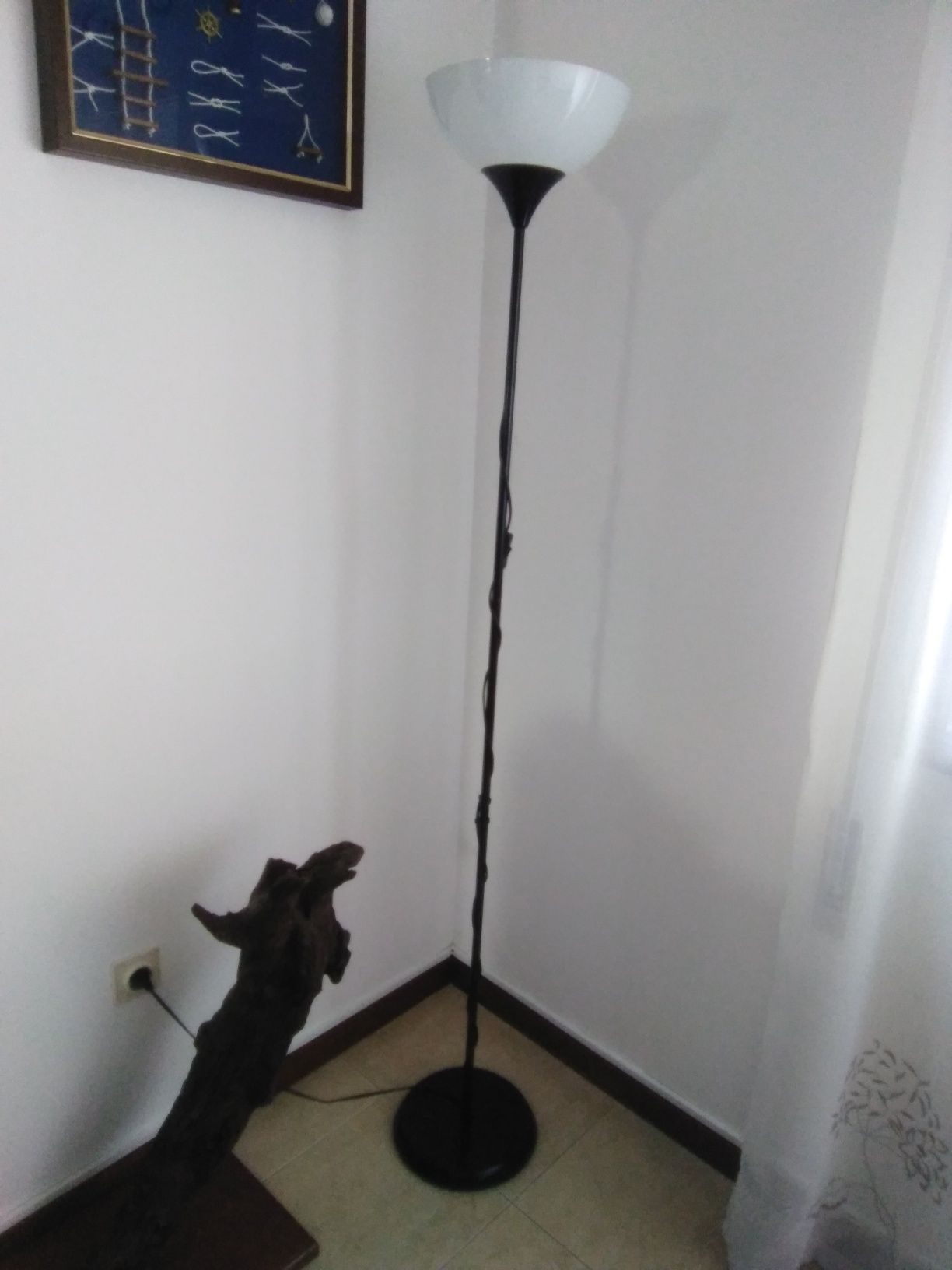 Candeeiro de pé preto
