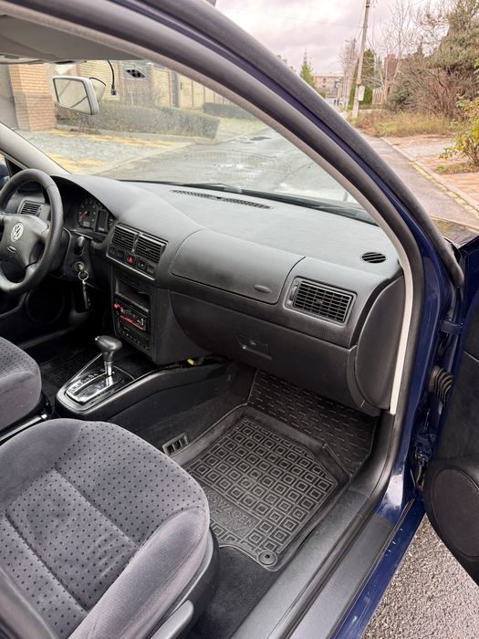 Volkswagen GOLF 1.6 MPI Avtomat