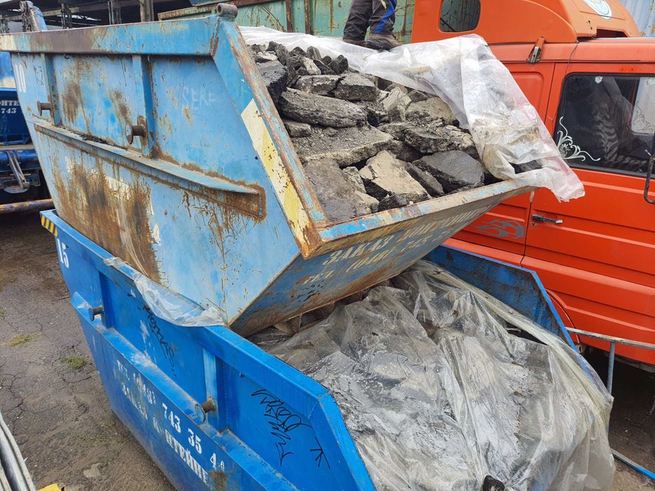 Подсыпка на дорогу, куски асфальта.