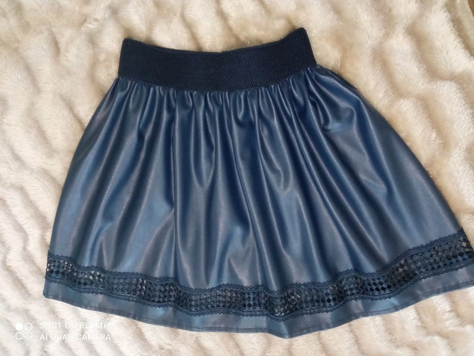 Шкільна спідниця шкірозамінника синього кольору
