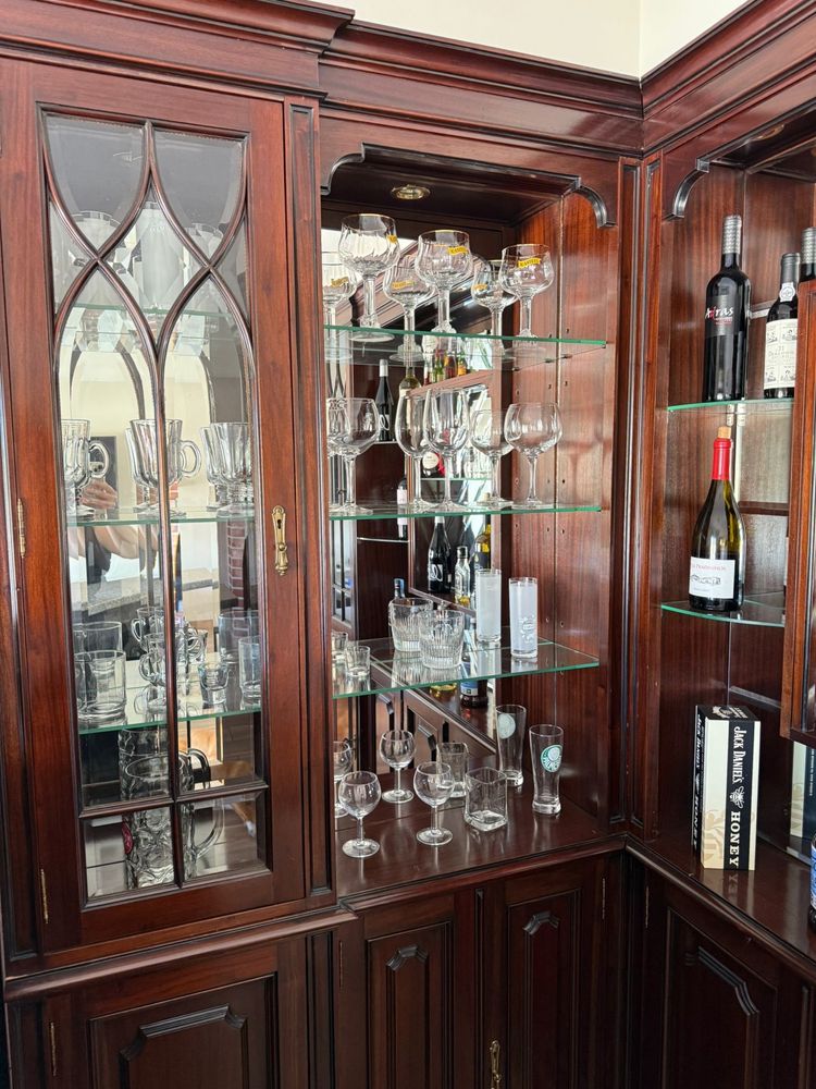 Bar de Madeira Maciça com Espelho + 3 Bancos – Ótimo Estado!