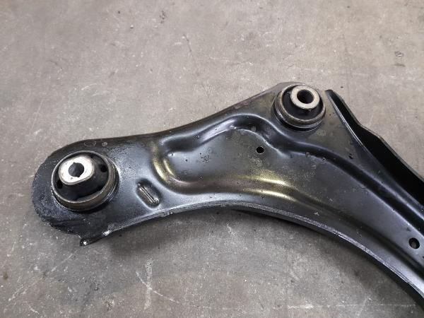 Braço de suspensão frente esquerdo RENAULT Megane III Société (BZ0_)