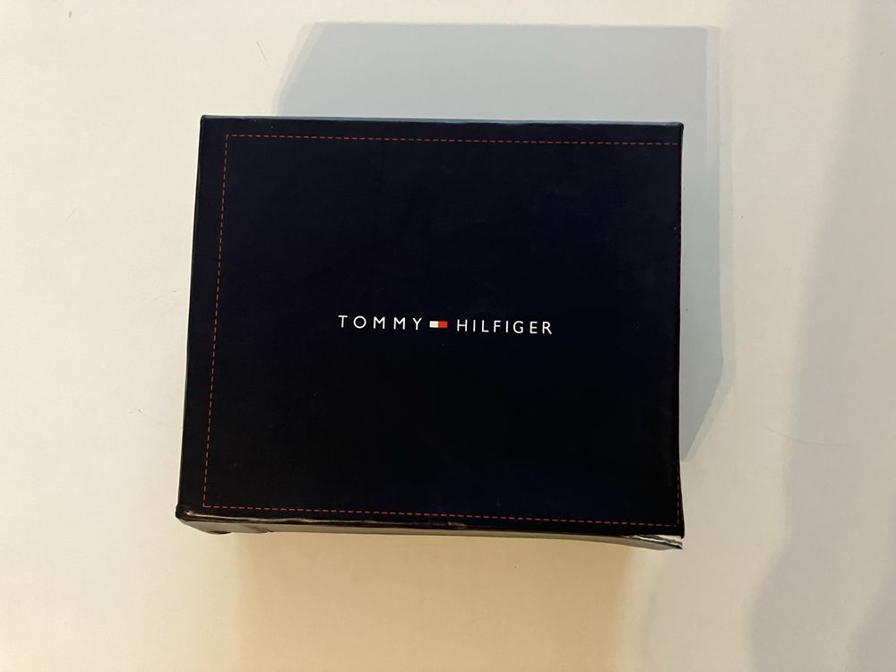 Elegancki granatowy pasek firmy Tommy Hilfiger