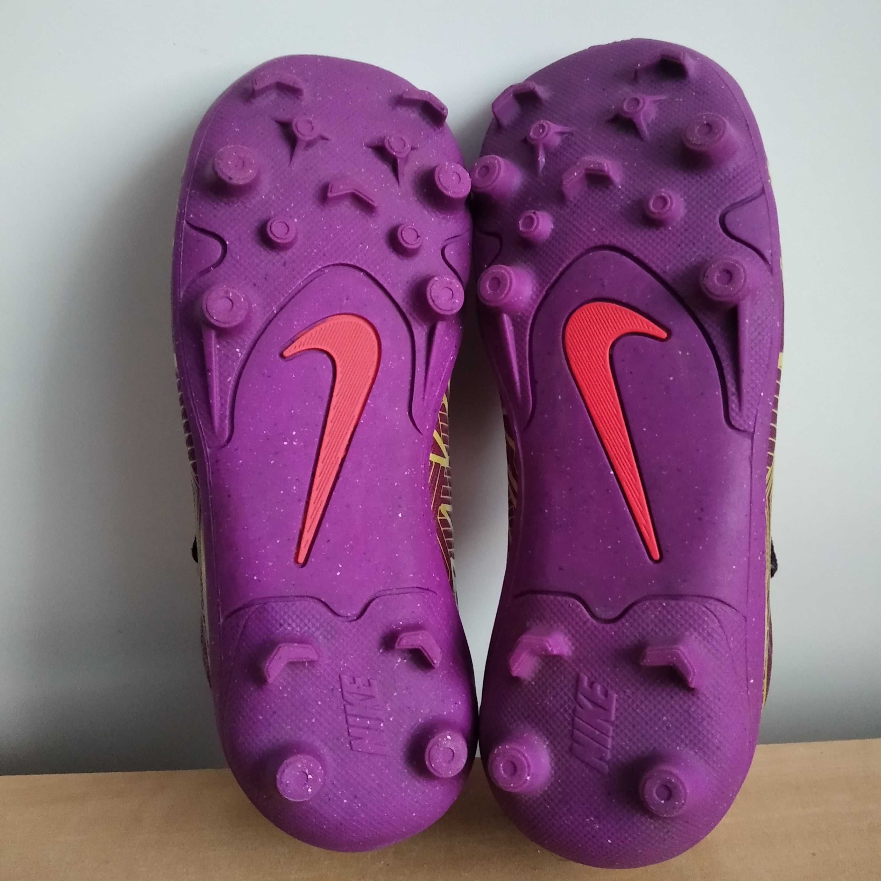 Dziecięce buty piłkarskie NIKE MERCURIAL VAPOR 15 CLUB MG roz eu-28.5